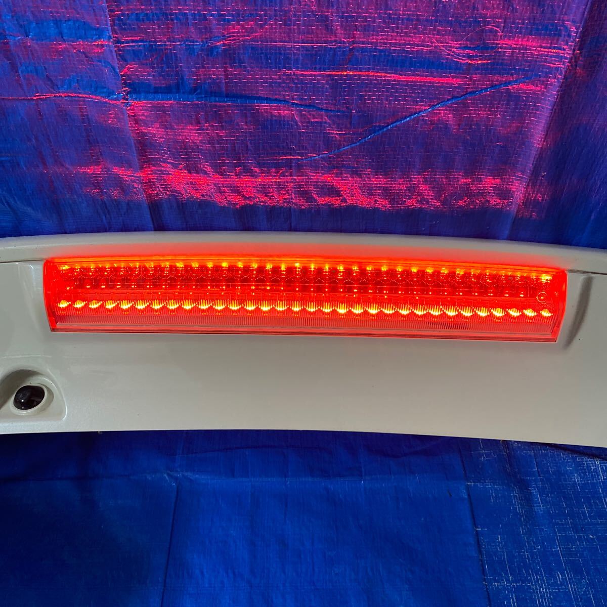 ◆ニッサン セレナ《 C25 NC25 CNC25 CC25 》純正 リアスポイラー ルーフスポイラー カラー QX1 (パール) 割れ無し ライト動作OK◆拍卖