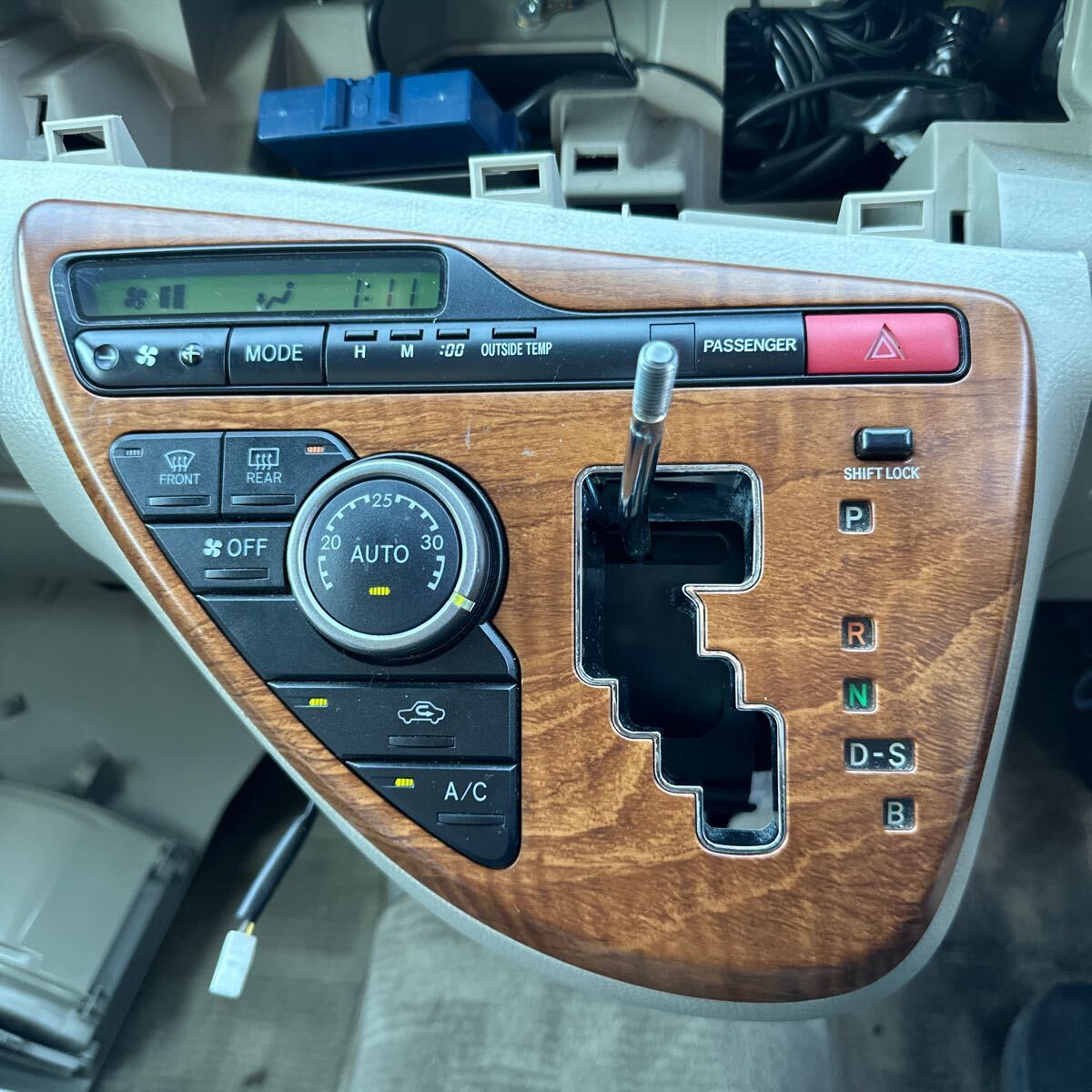 ◆ トヨタ アイシス《 ANM10 ANM15 ZGM10 ZGM11 ZGM15 》純正 ウッド調 エアコンスイッチパネル 木目シフトパネル 88650-44510 割れなし ◆拍卖