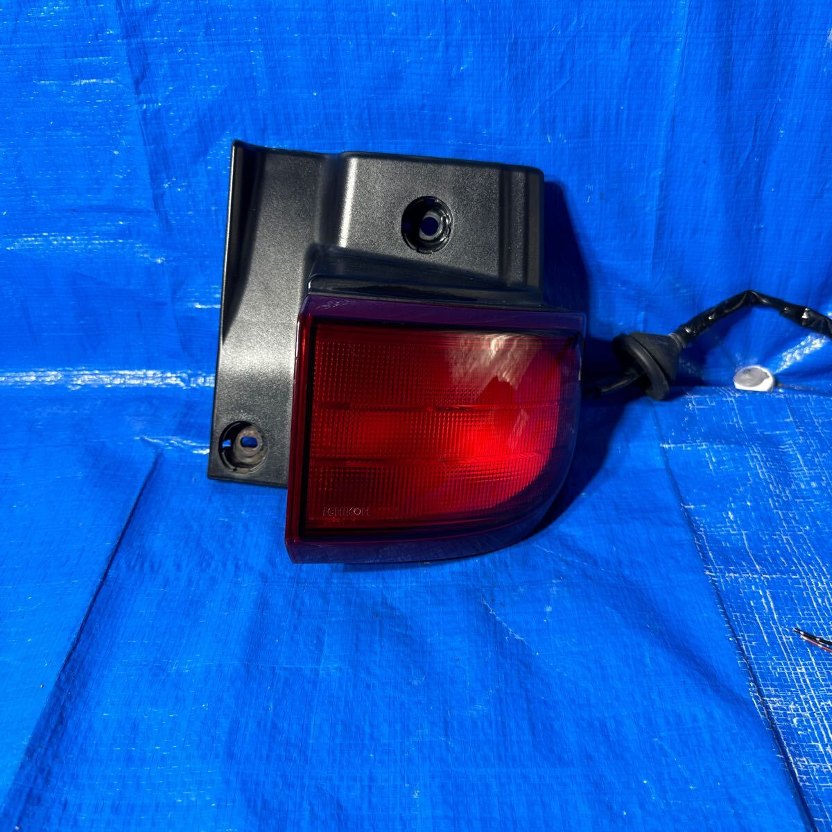 ◆ニッサン エルグランド《 E51 MNE51 NE51 ME51 》純正 テールライト テールランプ 右 (運転席側) ICHIKOH 4956A 割れなし 点灯OK◆拍卖