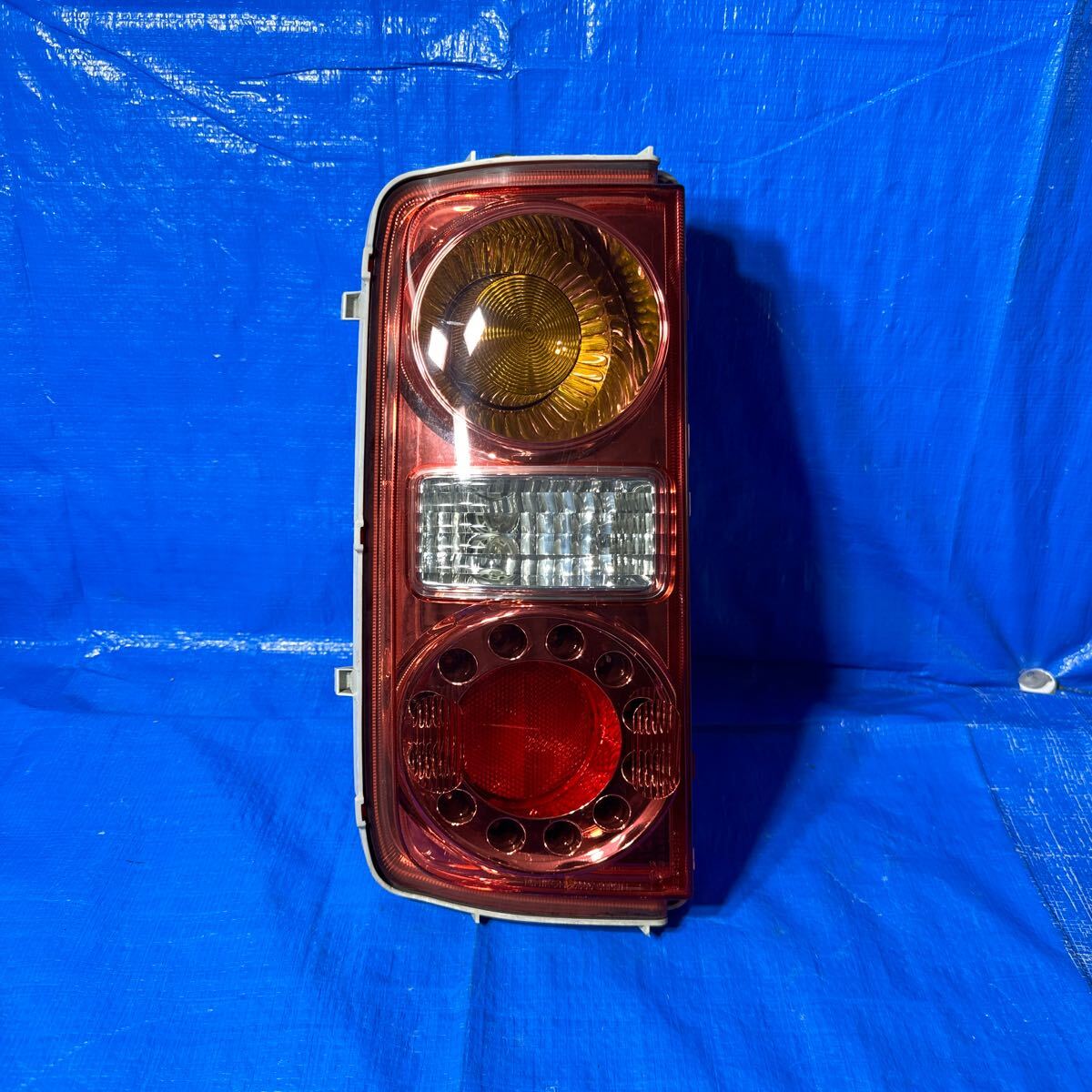◆ニッサン エルグランド《 E51 MNE51 NE51 ME51 》純正 テールライト テールランプ 左 (助手席側) 割れなし 点灯OK◆拍卖