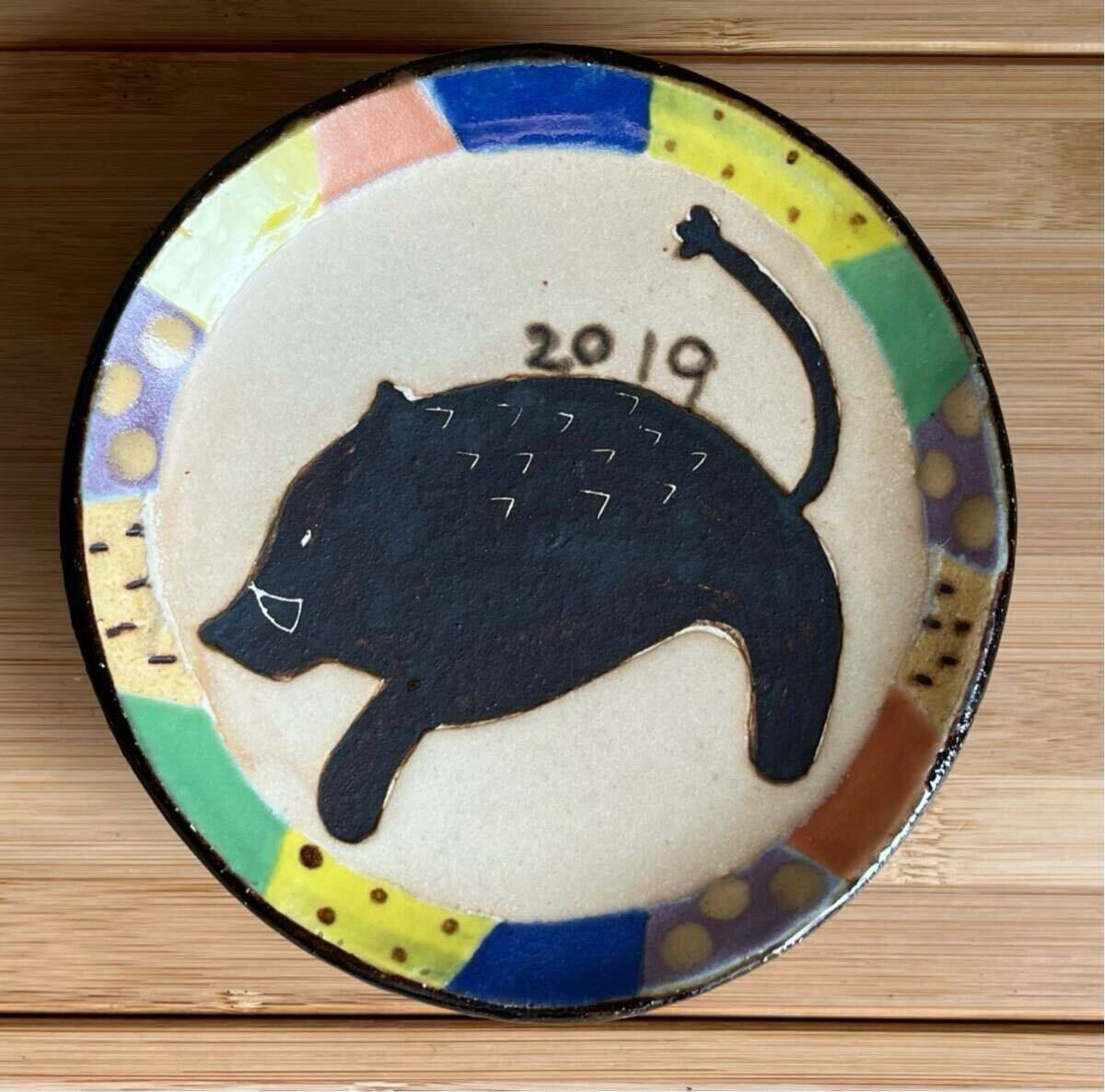 【未使用品】 小林美風 高台皿 いのしし イヤープレート 2019 小皿 ミィコ・ポンポン やちむん 和食器 イノシシ 猪拍卖