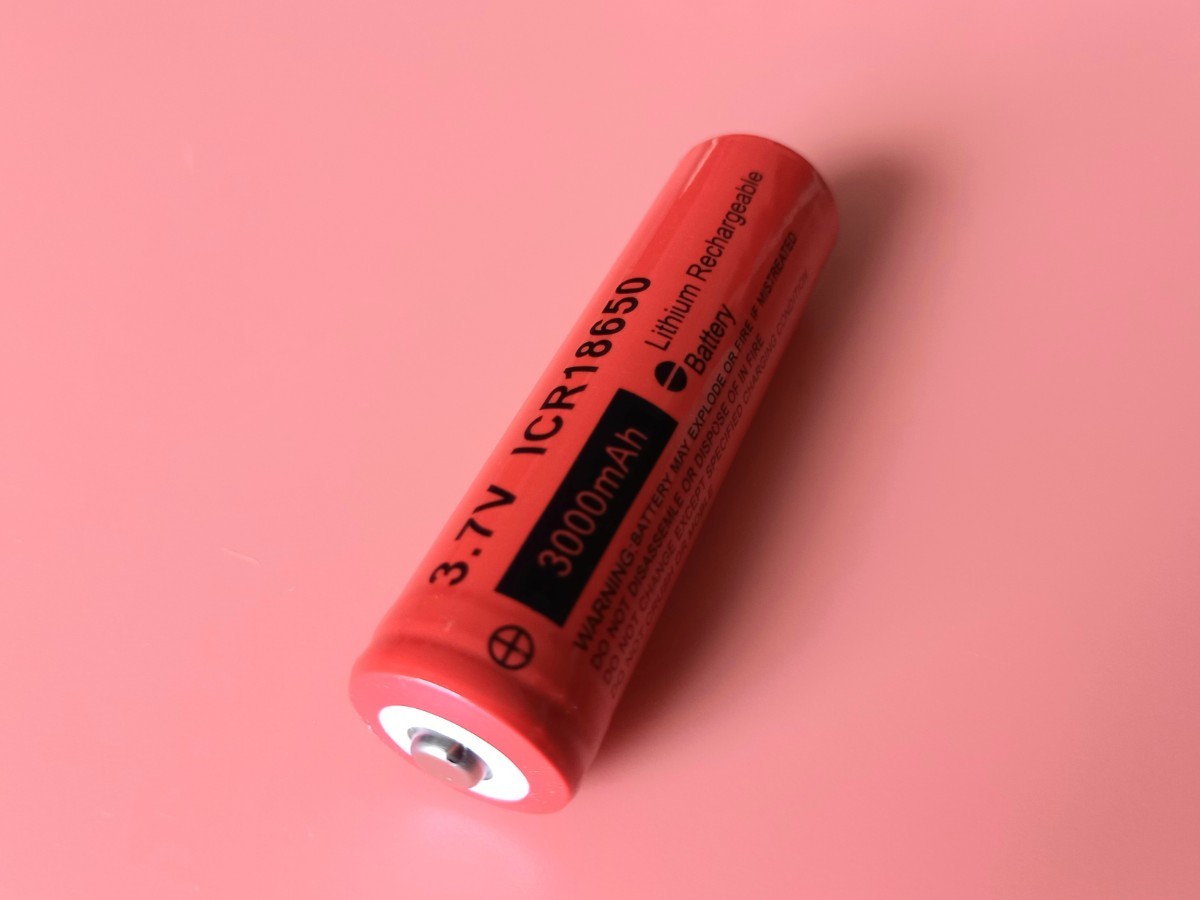 18650充電バッテリー 3000mAh ボタンタイプ拍卖