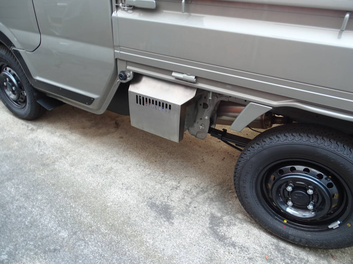 スズキ キャリィトラックスーパーキャリィ DA16T DG16T DR16T系 フラットステンレスバッテリーカバーマツダスクラム 日産クリッパー NT100拍卖