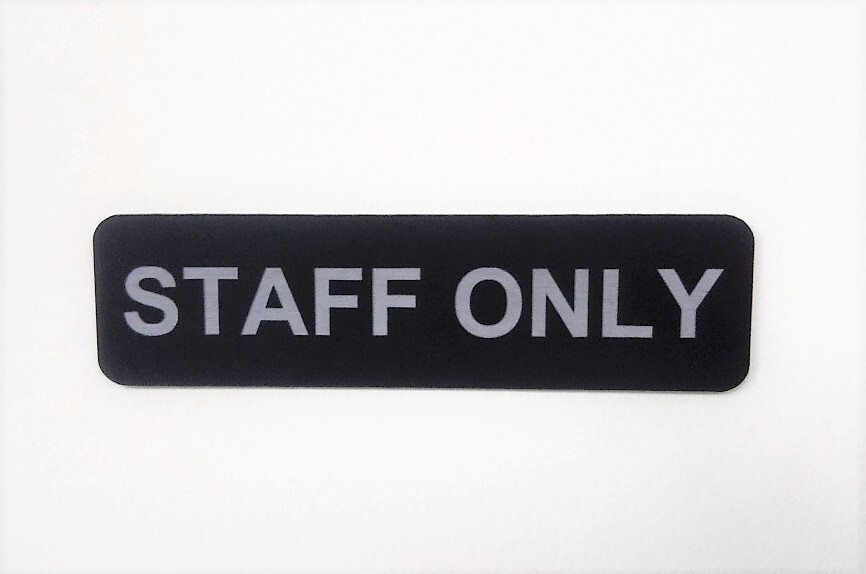 アクリル製 ドアプレート ブラック スタッフオンリー STAFF ONLY アクリル二層板 サインプレート メッセージプレート 送料無料拍卖
