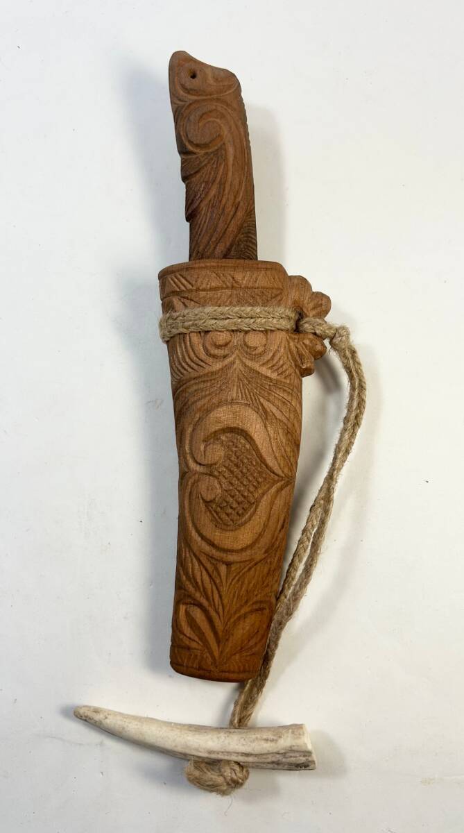 ☆彡マキリ 現在 アイヌ カムイ メノコ 小刀 ナイフ 美術工芸 木彫 民芸品 工芸 北海道 手彫り 鹿角根付け付き NO.1☆彡拍卖