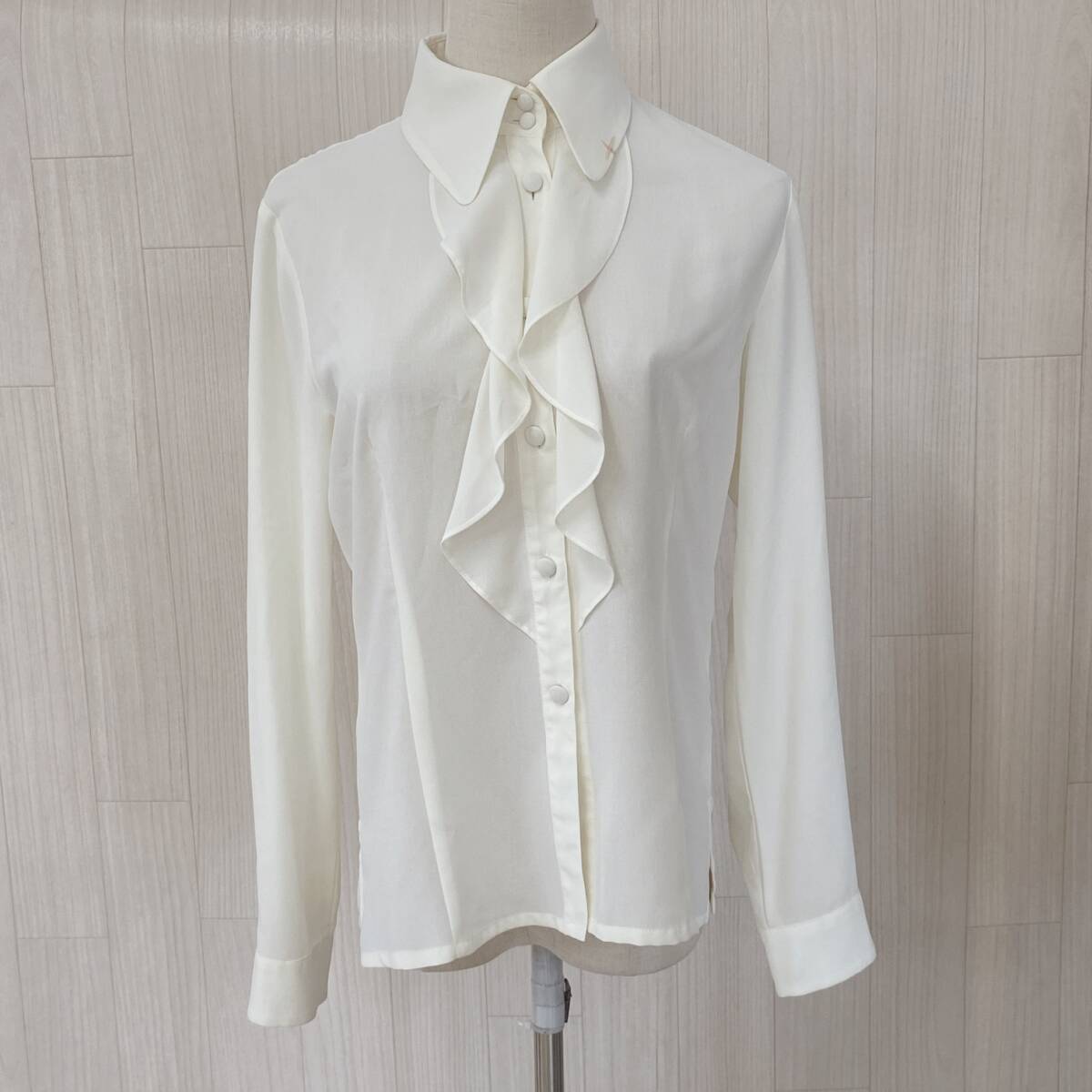 YX598 TRICOSA レディース トップス ブラウス 長袖 襟付き くるみボタン 薄手 サイズ40 クリーム色 無地 おしゃれ カジュアル キュート春秋拍卖