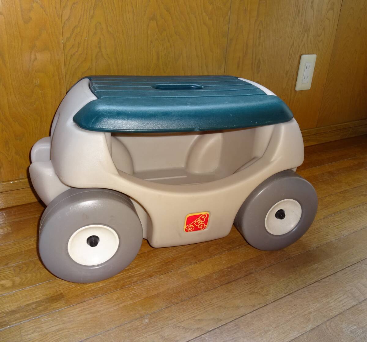 the step2company 園芸作業移動椅子 座面大きめタイヤ付作業椅子 作業補助椅子 樹脂製 made in USA アメリカ製 拍卖