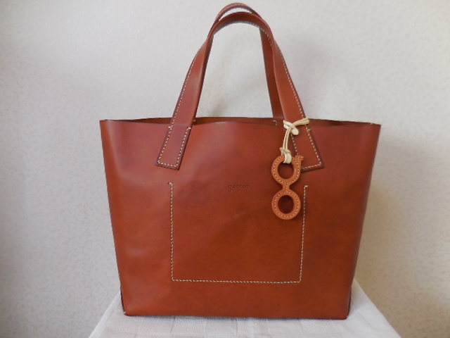 美品 genten ゲンテン AMANO アマーノ L 大サイズ gチャーム付 保管袋付 定価69300円 茶 ブラウン @8月限定送料無料 拍卖