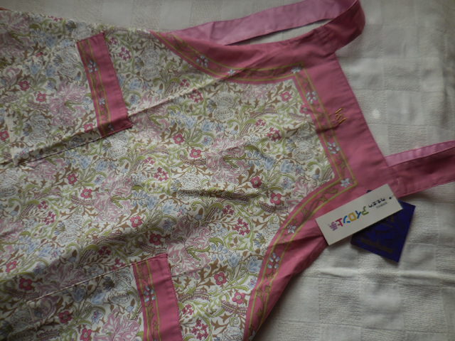 完売色★未使用品タグ付 V&A ウィリアムモリス エプロン 百合 ゴールデンリリー ピンク サロンジェ 日本製 カネボウ 送料無料拍卖