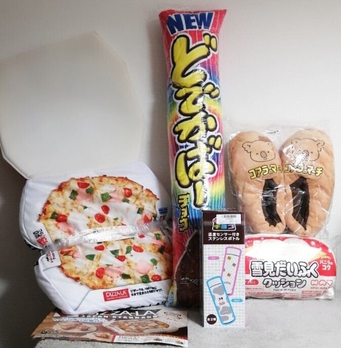 面白い お菓子デザイン 雑貨 セット 雪見だいふく どでかばー クッション 、チロルチョコ ステンレスボトル、コアラのマーチ スリッパ拍卖