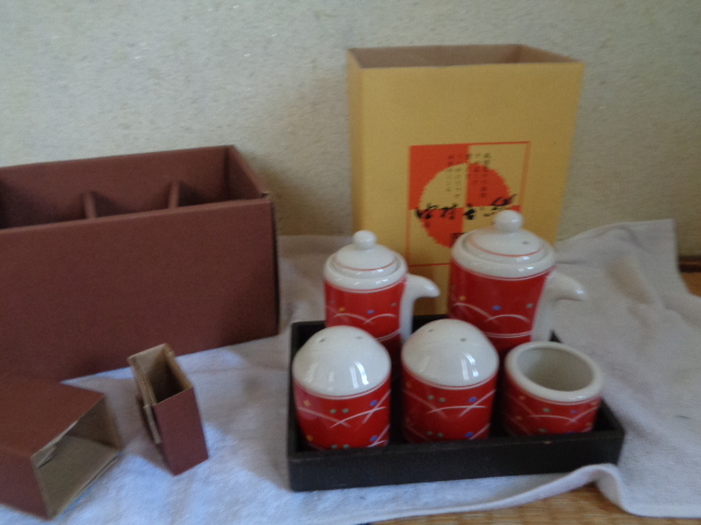 陶磁器 中村玉緒ライセンス/調味料容器セット/醤油差し・食塩容器・ミニ盆(置台)・他/中国製/未使用に近い美品-長期保管品/拍卖