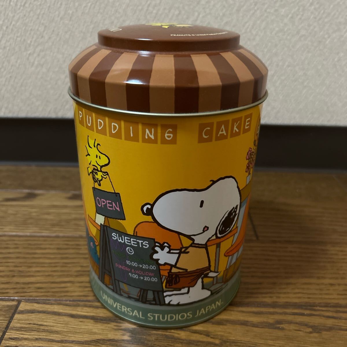 スヌーピー 缶 ユニバーサルスタジオ プリンケーキ 平成 オレンジ ヴィンテージ レア レトロ ウッドストック 円柱 丸 USJ ピーナッツ拍卖