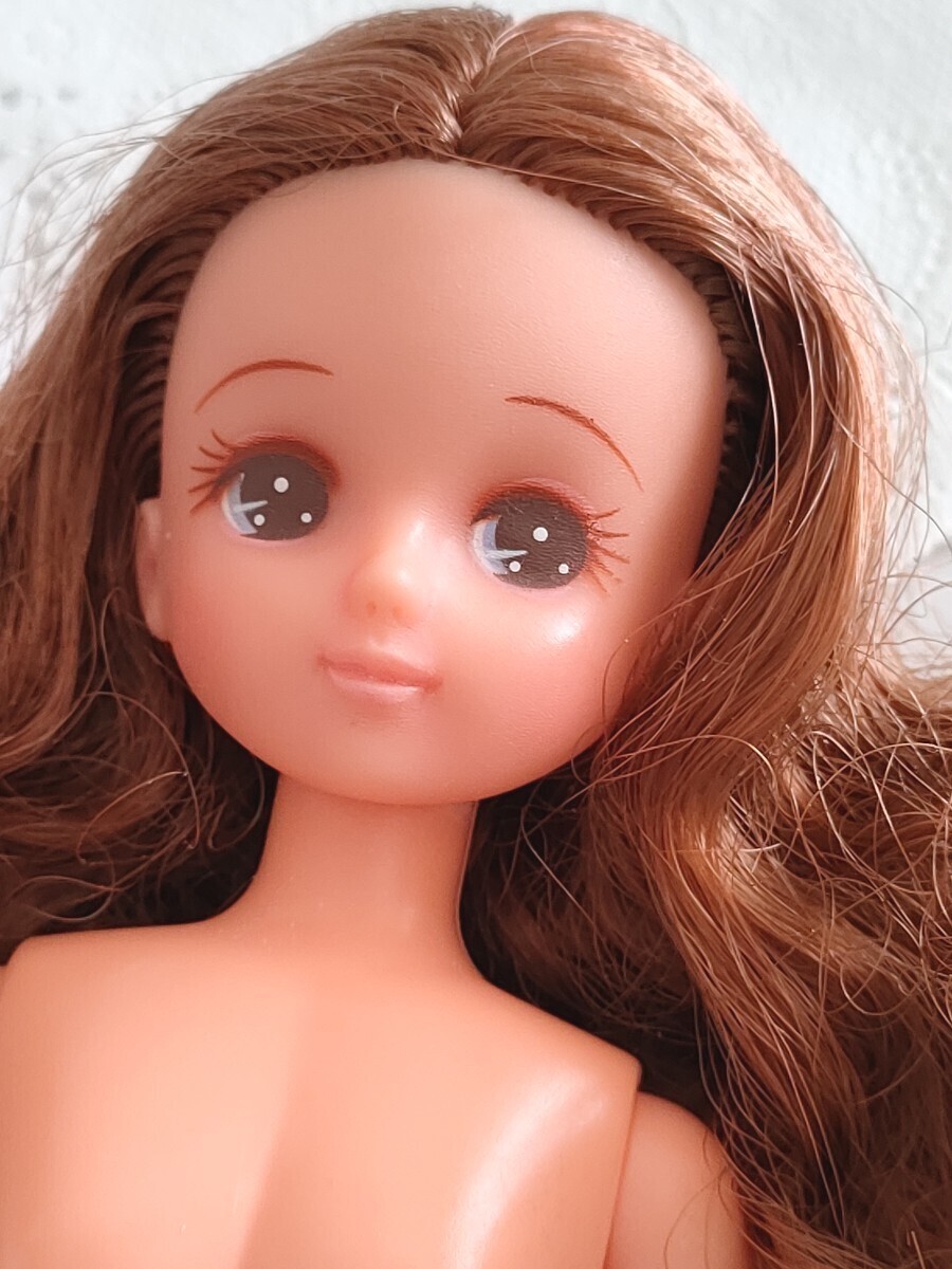 5r027b 日本製 日焼け肌 リカちゃん 人形本体 日焼け カーリーヘア ピンク アイシャドウ 茶色 まつげ TAKARA JAPAN拍卖