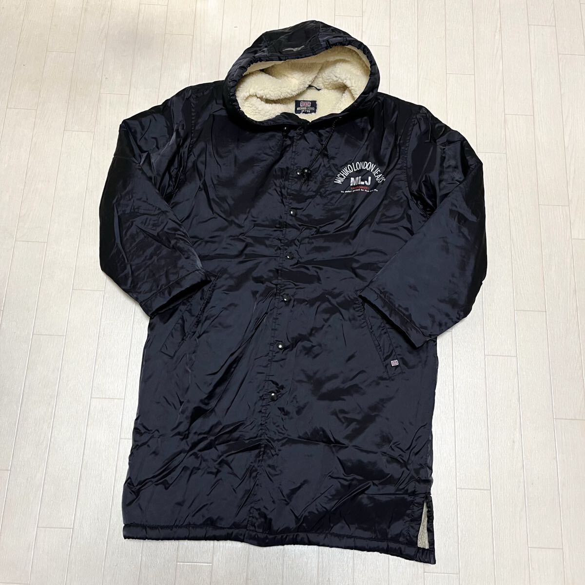和644★ MICHIKO LONDON JEANS ミチコロンドン ベンチコート ロングコート 裏ボア ロゴプリント M ブラック メンズ拍卖
