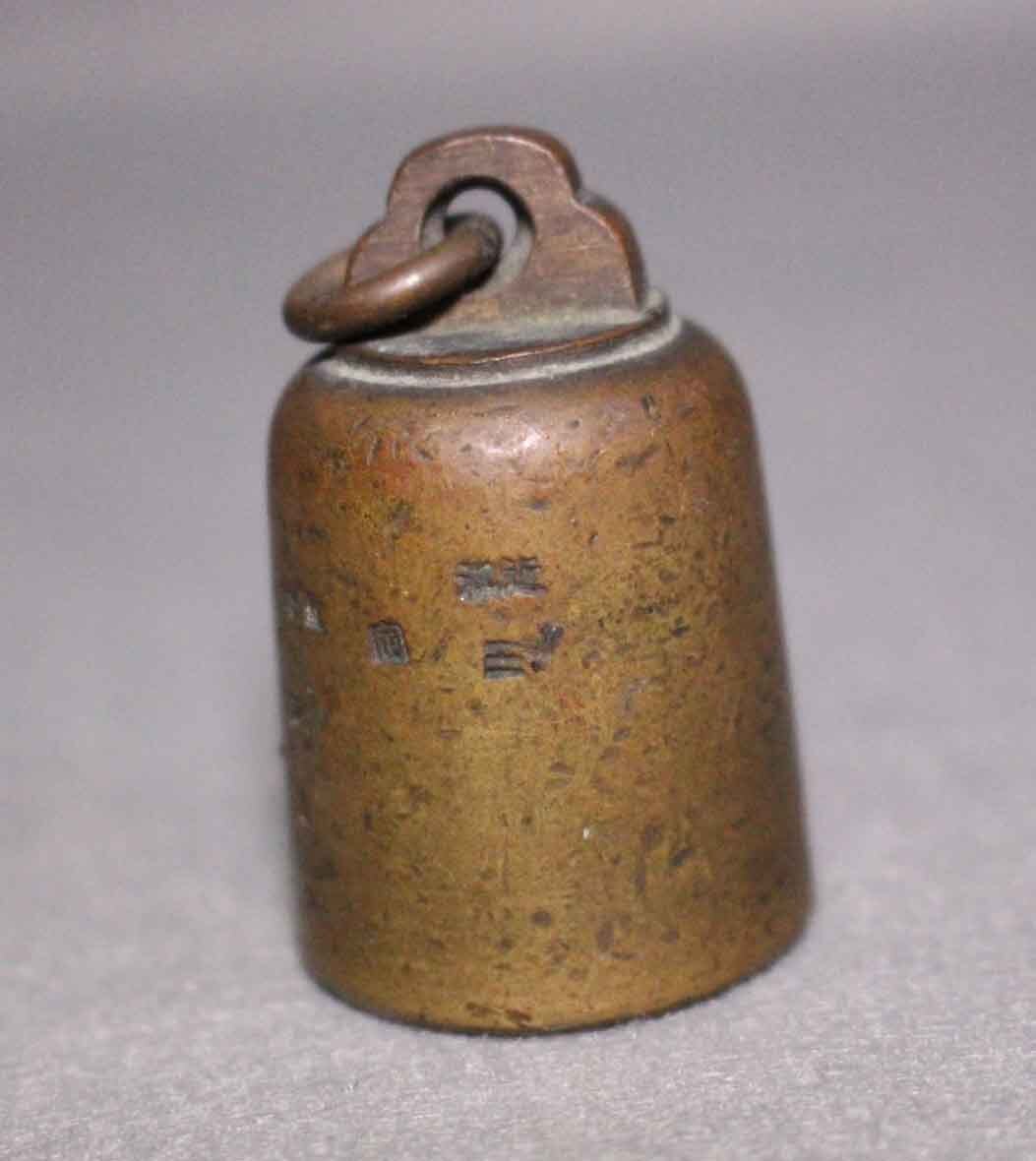 古民芸 ★おもり 錘 分銅 4.3cm 釣鐘型★秤量 六百匁 近江 真鍮製 黄銅 重り 天秤 竿ばかり 金属工芸 文鎮 置物 old Scale weight 150g拍卖