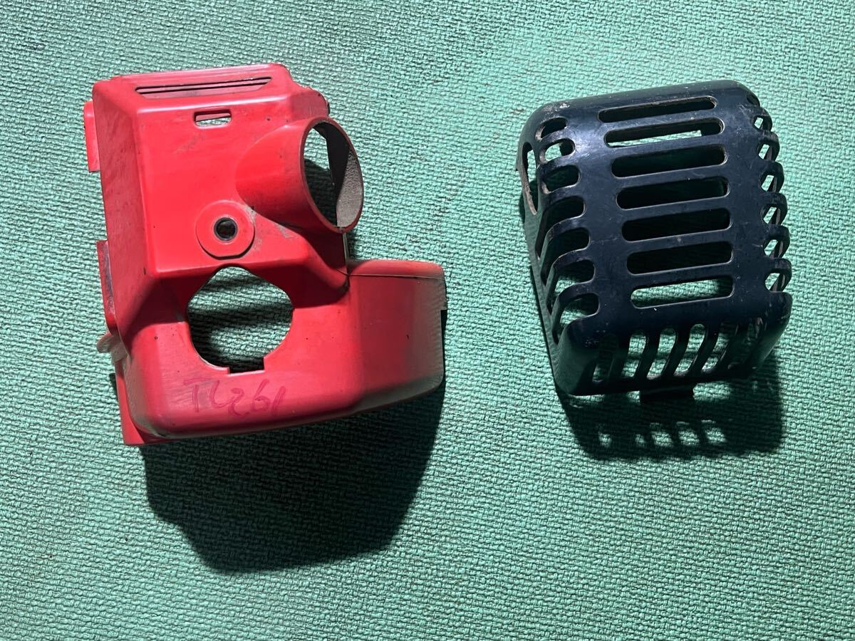 送料600円草刈機刈払機部品 パーツ マフラーカバー エンジントップカバー 背負式 三菱TL261 より取り外し拍卖