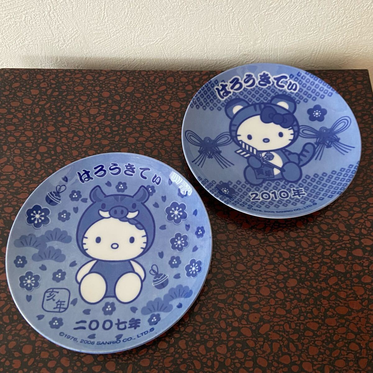 はろうきてぃ 絵皿 2007年 2010年 2枚セット ハローキティ 皿 プレート(干支・亥・寅) ハローキティ ノベルティ ペア お正月拍卖