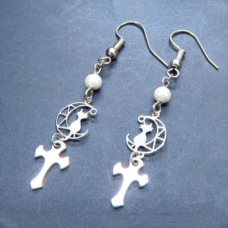 シルバーカラー 三日月に乗る猫とロザリオモチーフを組み合わせたコンパクトなピアス サージカル可拍卖