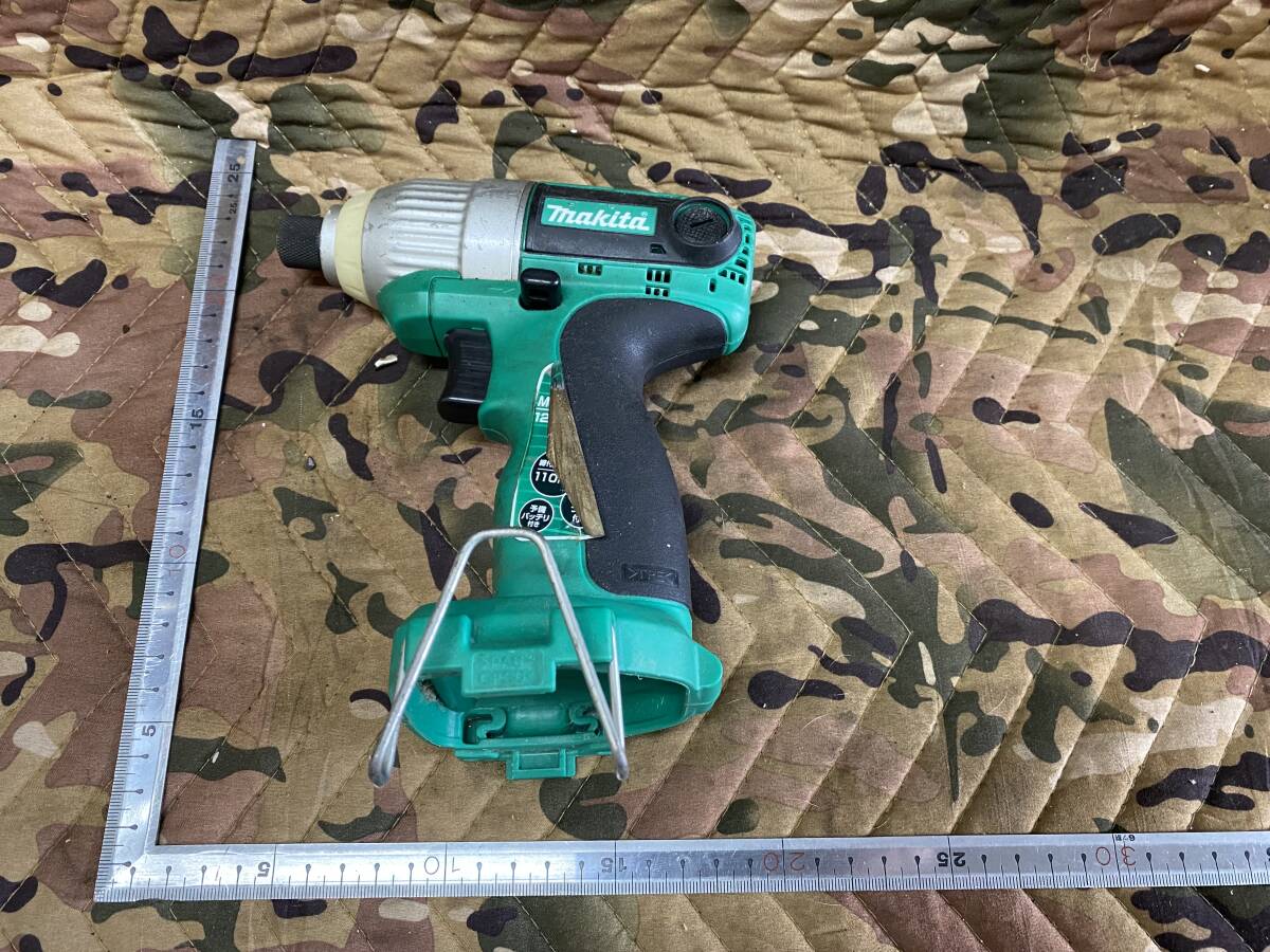 J6348 makita マキタ 充電式インパクトドライバ M693D DIY 職人 業者 建築 建築士 工事 木材 電気工具 道具 大工道具 仕事 現状品 拍卖