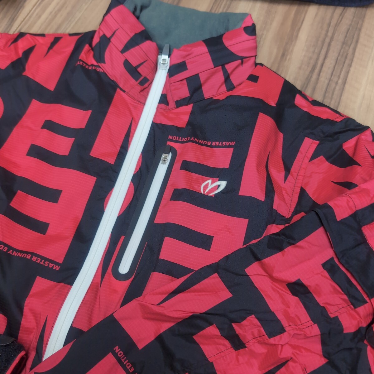 美品 マスターバニーエディション MASTER BUNNY EDITIONフルダルNリップストレッチ ロゴプリントブルゾン サイズ5 定価50600円拍卖