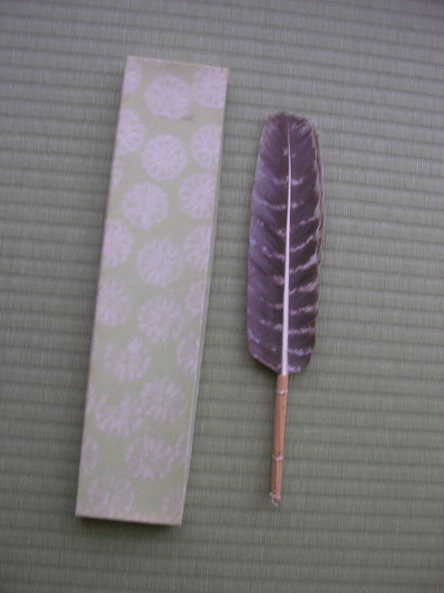 旧家蔵 風炉用3つ羽羽箒 紙箱付 時代物ヴィンテージ 五徳,釜の清め 香道,茶道の炭点前,お稽古,水屋 利休型 シンプル 唐国鳥 七面鳥 鶴 鷹拍卖