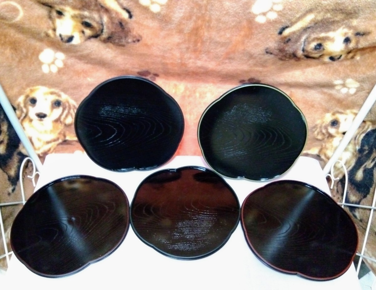 お花の形のトレー・皿、おもてなし・お祝い膳にいかが!?5枚セット、縁の色が総て違っていてお洒落なデザイン、お正月・祝皿にも… 拍卖