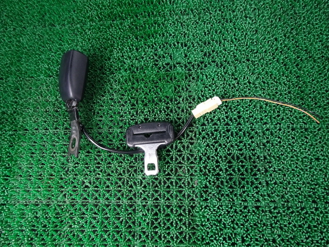 アルトラパン 右フロントシートベルト受け パッド キャッチ バックル 運転席 RH 純正 HE21S 即決 平成19年 スズキ拍卖