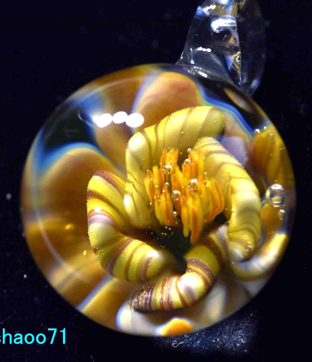 フラワー ガラスのペンダントトップ (12131-P21) GLASS FLOWER 透き通ったガラスの中に作咲く花 #ガラスアクセサリー #ハンドメイド 拍卖