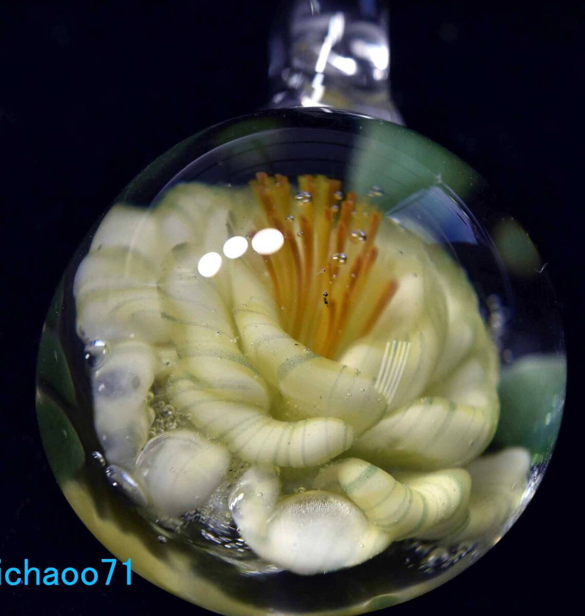 フラワー ガラスのペンダントトップ (12128-P21) GLASS FLOWER 透き通ったガラスの中に作咲く花 #ガラスアクセサリー #ハンドメイド 拍卖