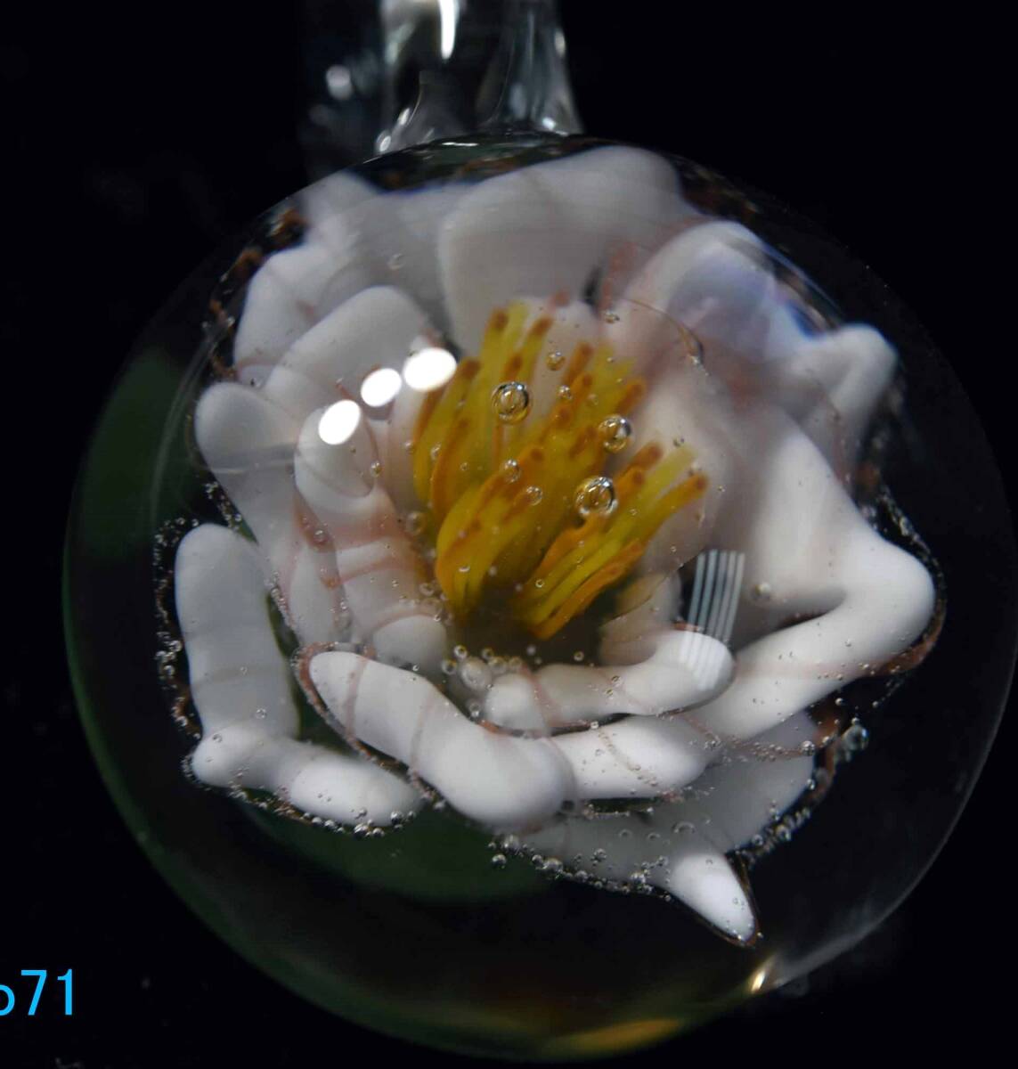 フラワー ガラスのペンダントトップ (12130-P21) GLASS FLOWER 透き通ったガラスの中に作咲く花 #ガラスアクセサリー #ハンドメイド 拍卖