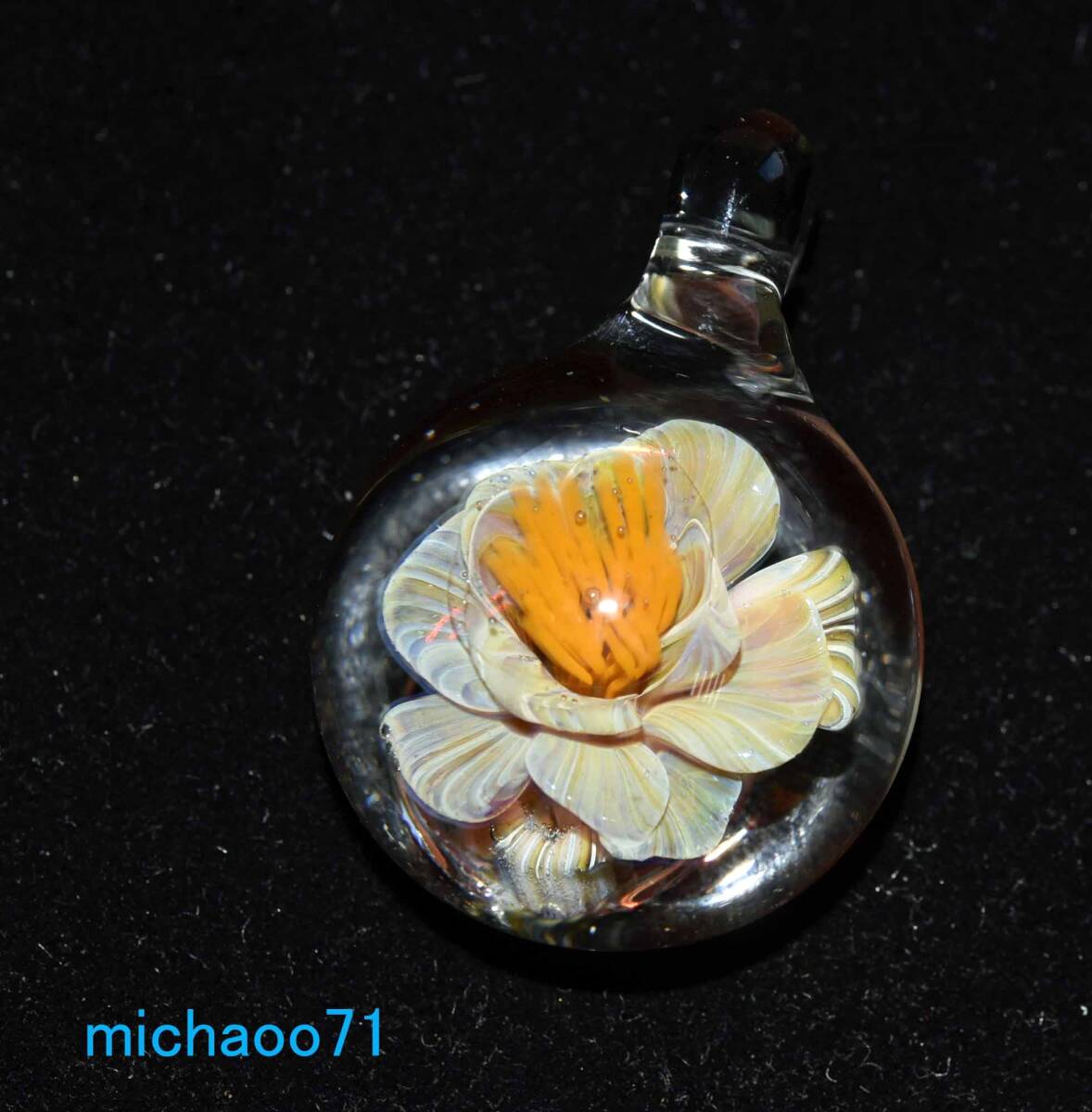 フラワー ガラスのペンダントトップ (12123-P21) GLASS FLOWER 透き通ったガラスの中に作咲く花 #ガラスアクセサリー #ハンドメイド 拍卖