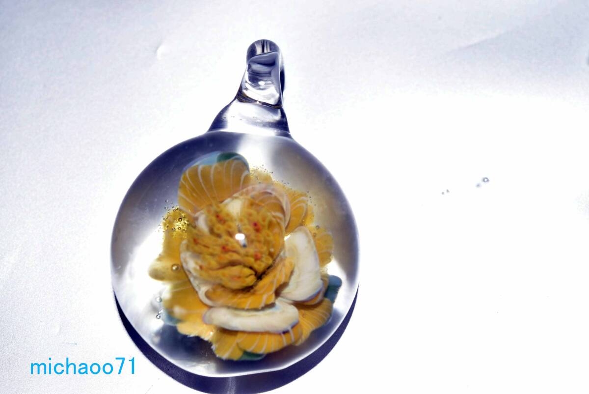 フラワー ガラスのペンダントトップ (12-P21) GLASS FLOWER 透き通ったガラスの中に作咲く花 #ガラスアクセサリー #ハンドメイド 拍卖