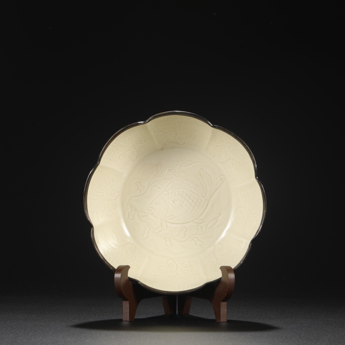 宋時代 定窯 剔刻魚文銀口深腹碗 唐物 箱付き 陶磁器 中国美術 古美術 置物 高さ7.5cm 口径20cm RG212拍卖