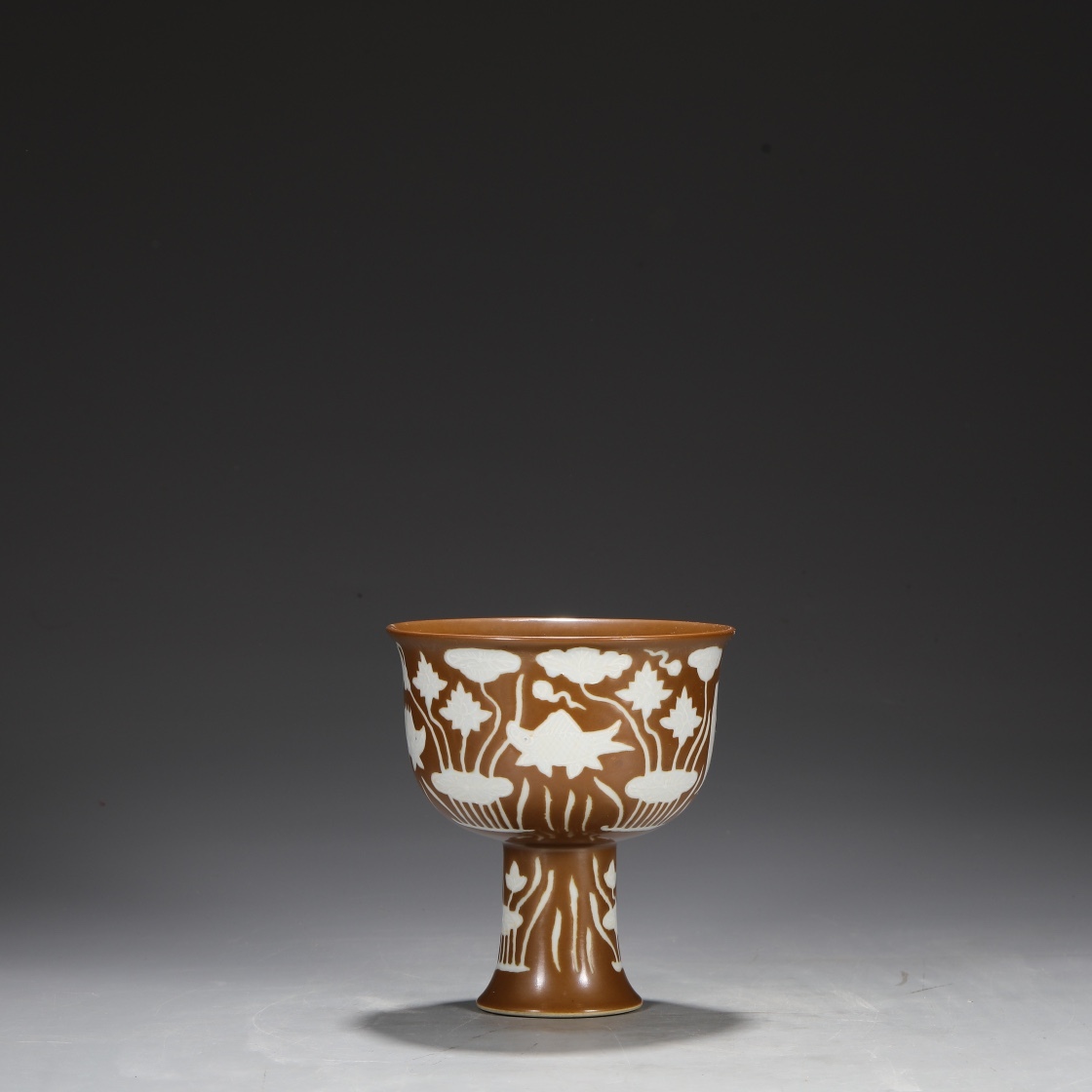 明時代 宣徳 紫金釉留白剔刻魚藻文高足碗 唐物 箱付き 陶磁器 中国美術 古美術 置物 高さ17cm 口径15.5cm RG228拍卖