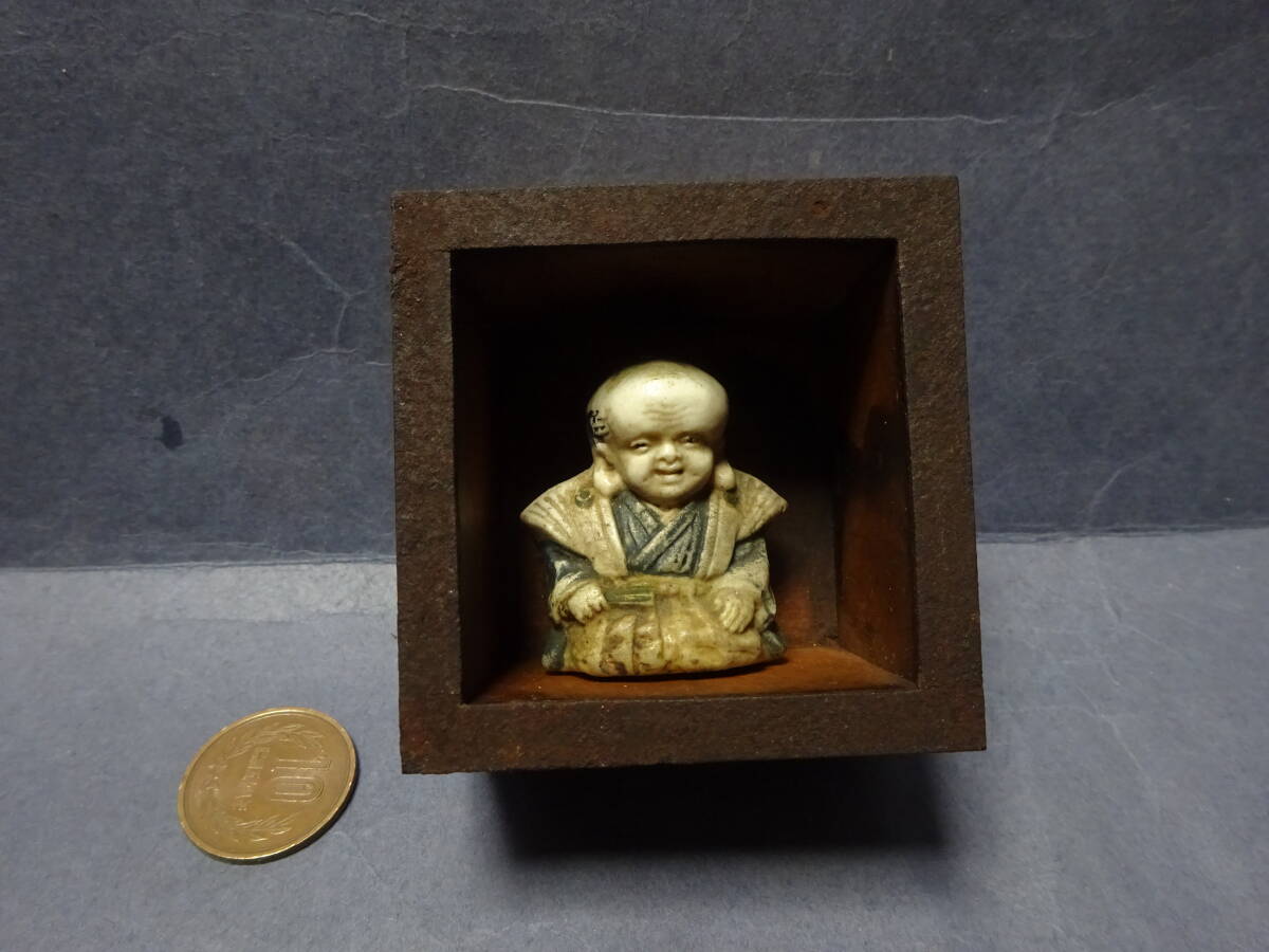 (10−9)「滋賀」の「五勺」枡に鎮座した愛らしい人形、陶磁器です。枡の縁は鉄製です。丁寧に作られています。度量衡 滋賀枡?拍卖