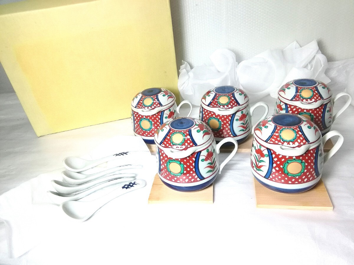 【未使用】金丸紋 バラエティーカップ スプーン・木製敷台付き 蓋付きカップ 赤絵 色絵 5客揃 有田焼 食器 陶器 ⑨拍卖