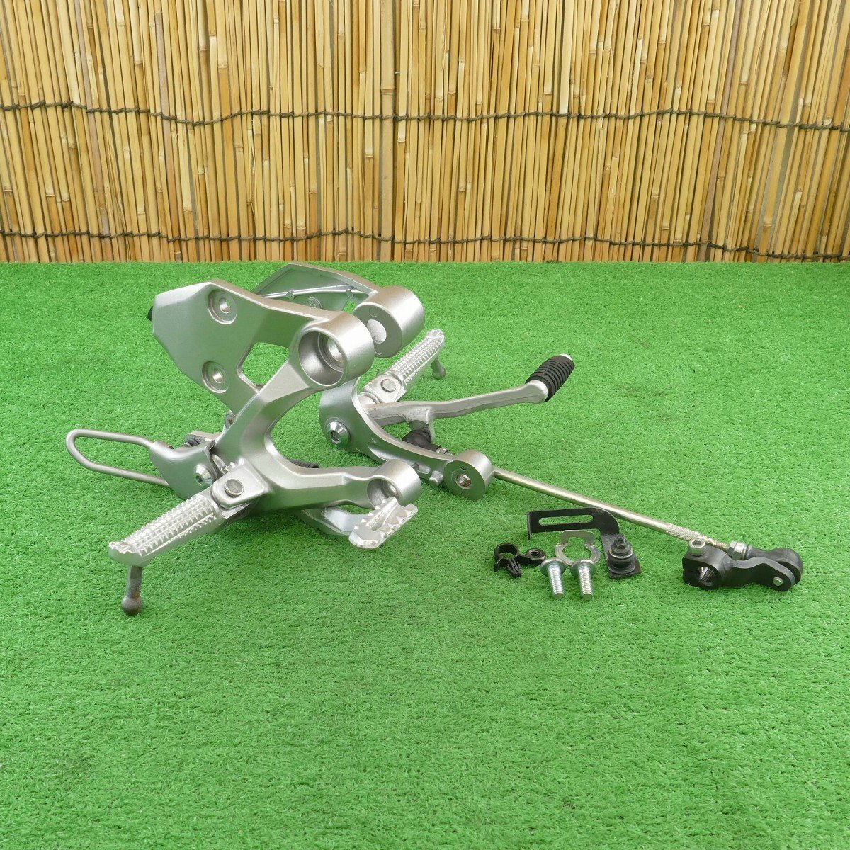 MT-09 ABS RN34J 純正 フロント ステップ 左右 セット!! ノーマル メイン ブラケット プレート ホルダー バー ペグ ステー 2DR 3b拍卖