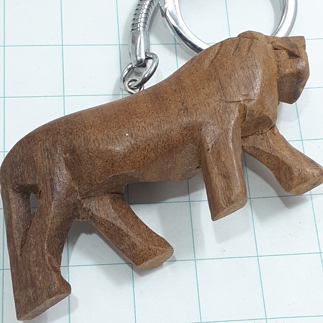 送料無料)木彫り ライオン 動物園 観光 旅行 登山 記念 キーホルダー A28167拍卖