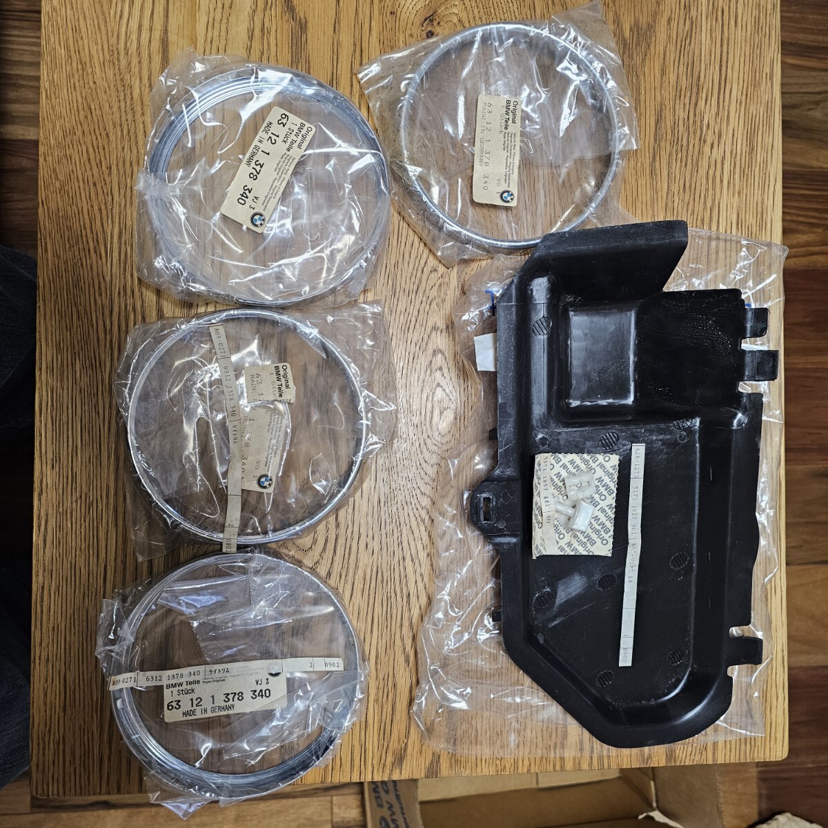 BMW E28 ライトリム4個とL側ライト裏のカバーとカバー用ロック2個拍卖