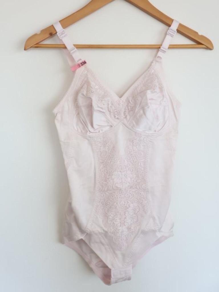 【送料込】シャルレ ボディスーツ 補正下着 C80L 薄ピンク ボディシェイパー 補正ブラジャー ランジェリー ガードル 6442231拍卖
