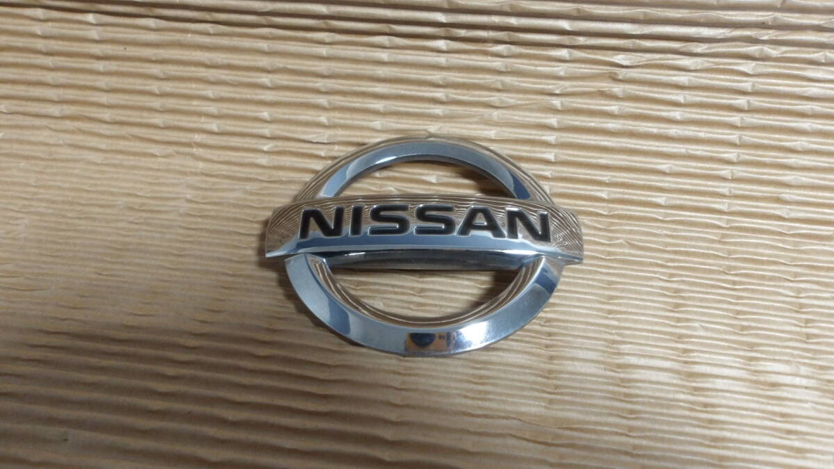 日産キューブZ12純正エンブレム90889 1FA0Aバックドア リアエンブレム リアゲード リヤエンブレム即決即日発送可能!!拍卖