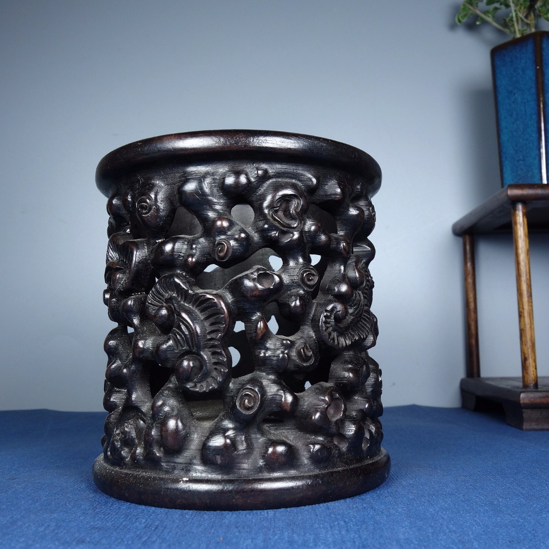 清時代 紫檀木彫 根付空彫 筆筒 文房具 靈芝形 古玩家具 極細工 古賞物 古美味 東洋彫刻 時代物 骨董 中国古美術拍卖