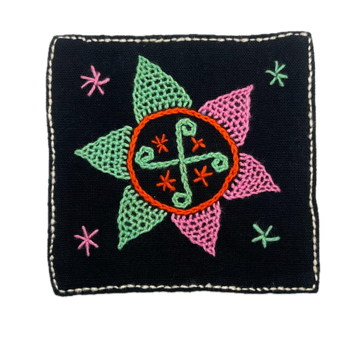 エスニックモチーフ刺繍 アジアン雑貨手芸材料 プリミティブアート ハンドメイドコースター ラオスレンテン族 幾何学模様 太陽拍卖