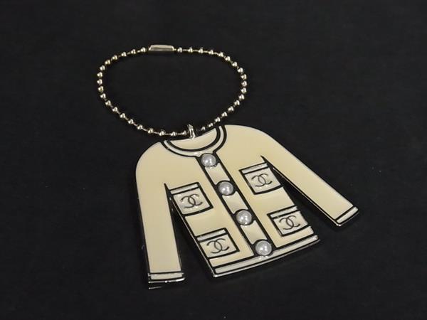 ■極美品■ CHANEL シャネル ココマーク パール ジャケットモチーフ キーホルダー チャーム レディース ライトベージュ系 FI6505拍卖