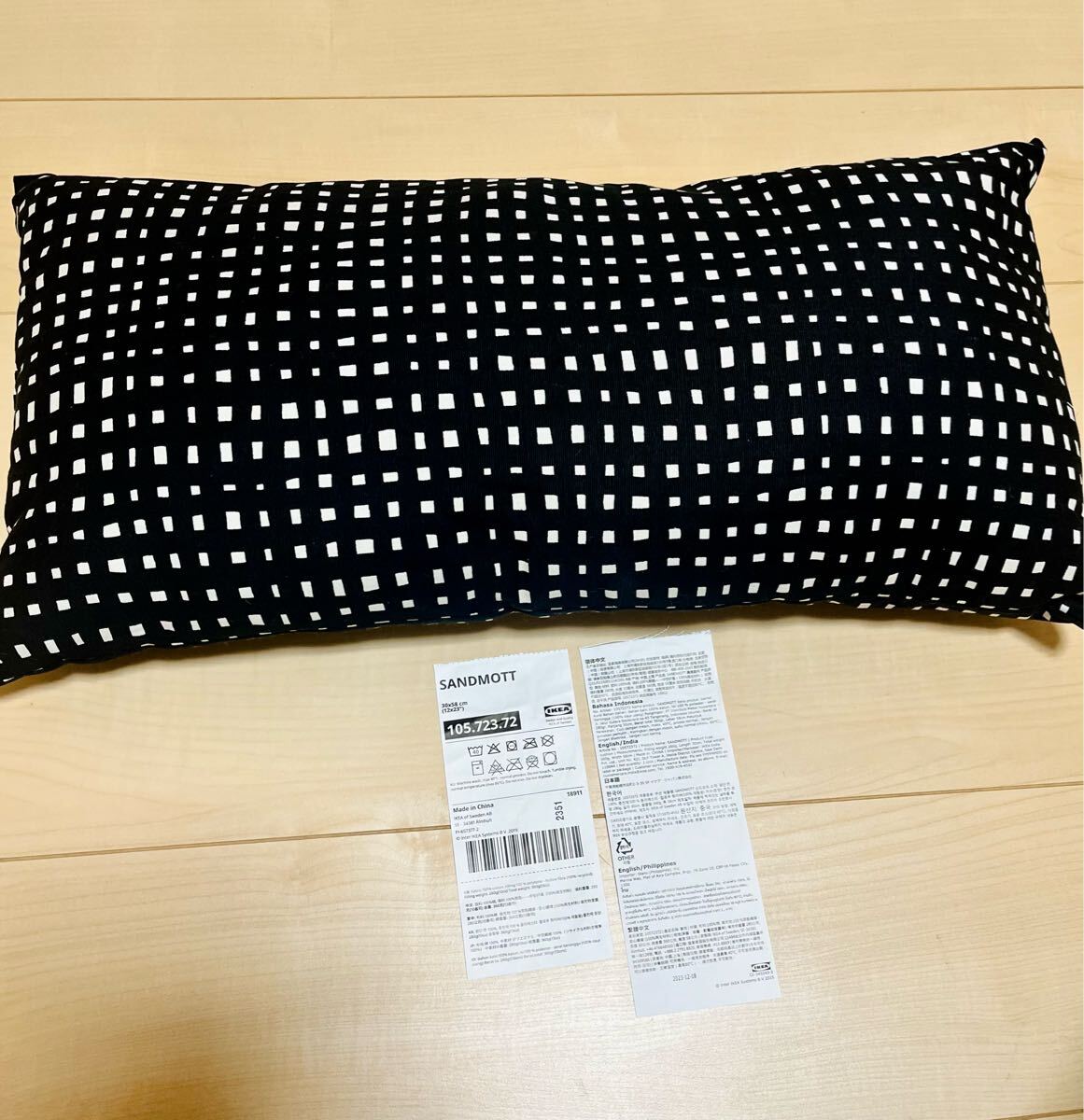 IKEA(イケア)クッション SANDMOTT(サンドモット) ブラック/ホワイト 30×58cm拍卖