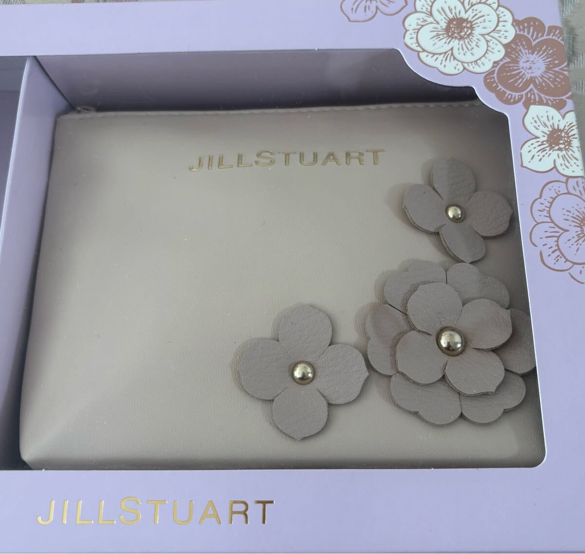 新品未使用、ジルスチュアートJILL STUART ポーチ、ベージュ色、お花デザイン、裏地あり、内ポケットあり、箱無し、ポーチのみ、川辺(株)拍卖