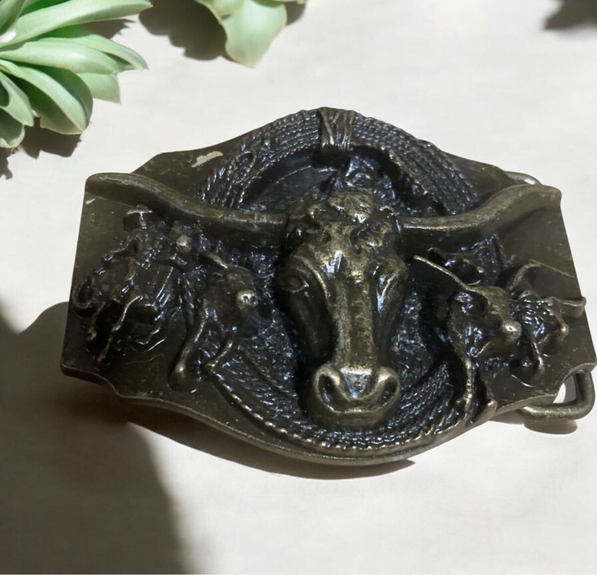 【バックル】新品未使用 傷あり 牛の頭部彫刻 カウボーイ アメリカン 重厚感 ベルトバックル USA 服飾雑貨 ベルト拍卖