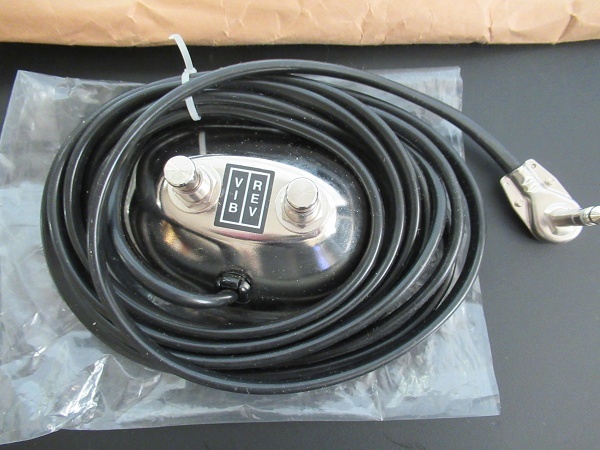 ◇フェンダー(FENDER) 2ボタン(VIBRATO/REVERB切替)フットスイッチ(未使用)拍卖
