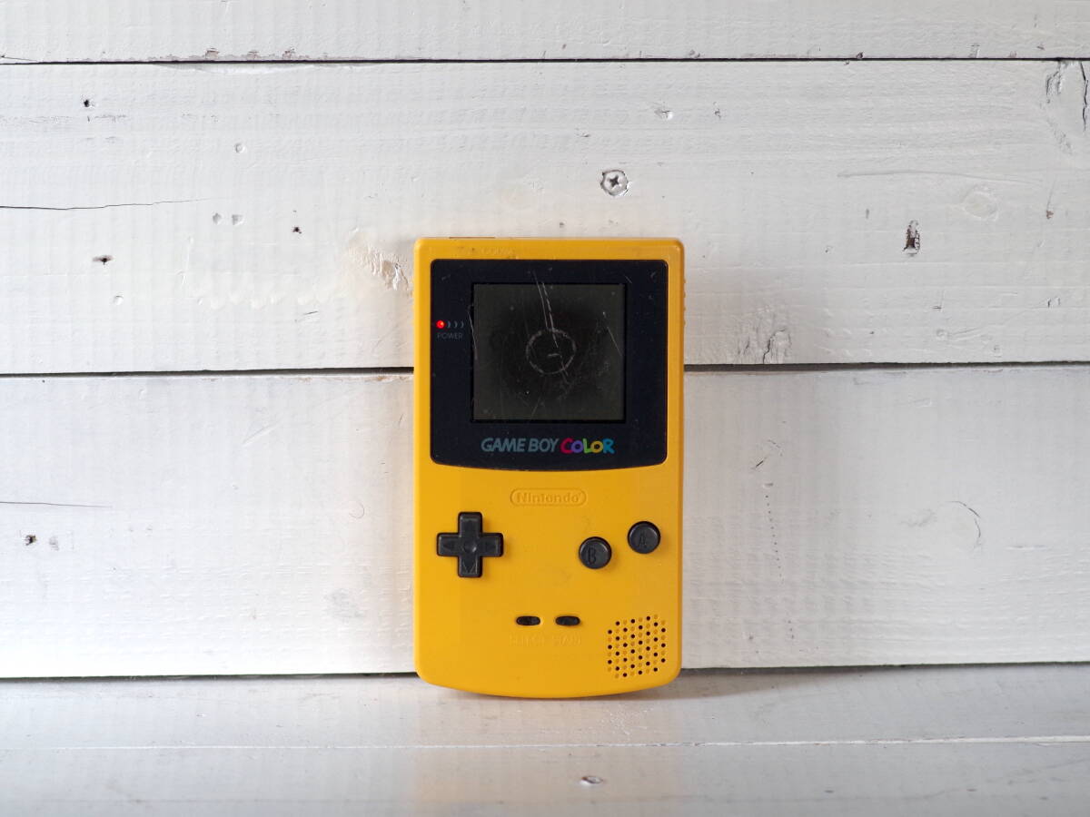 M11879【GAME BOY COLOR】任天堂 ゲームボーイカラー本体 イエロー 画面ビネガーシンドローム 電源チェック起動OK!! ジャンク 60サイズ0702拍卖