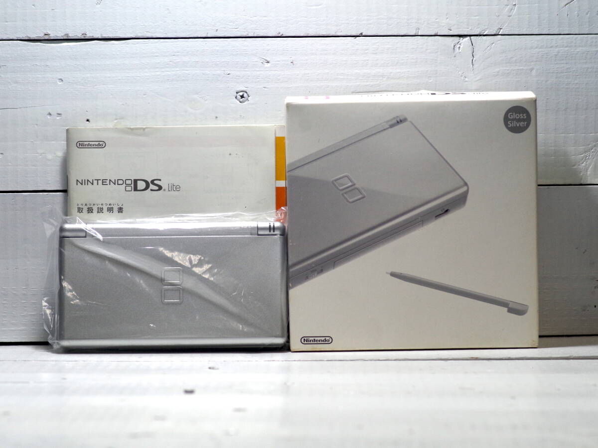 12056【DS Lite】NINTENDO DS Lite グロスシルバー 箱説明書アダプター付 GBA.DCプレイOK!! 現状 60サイズ 0702拍卖